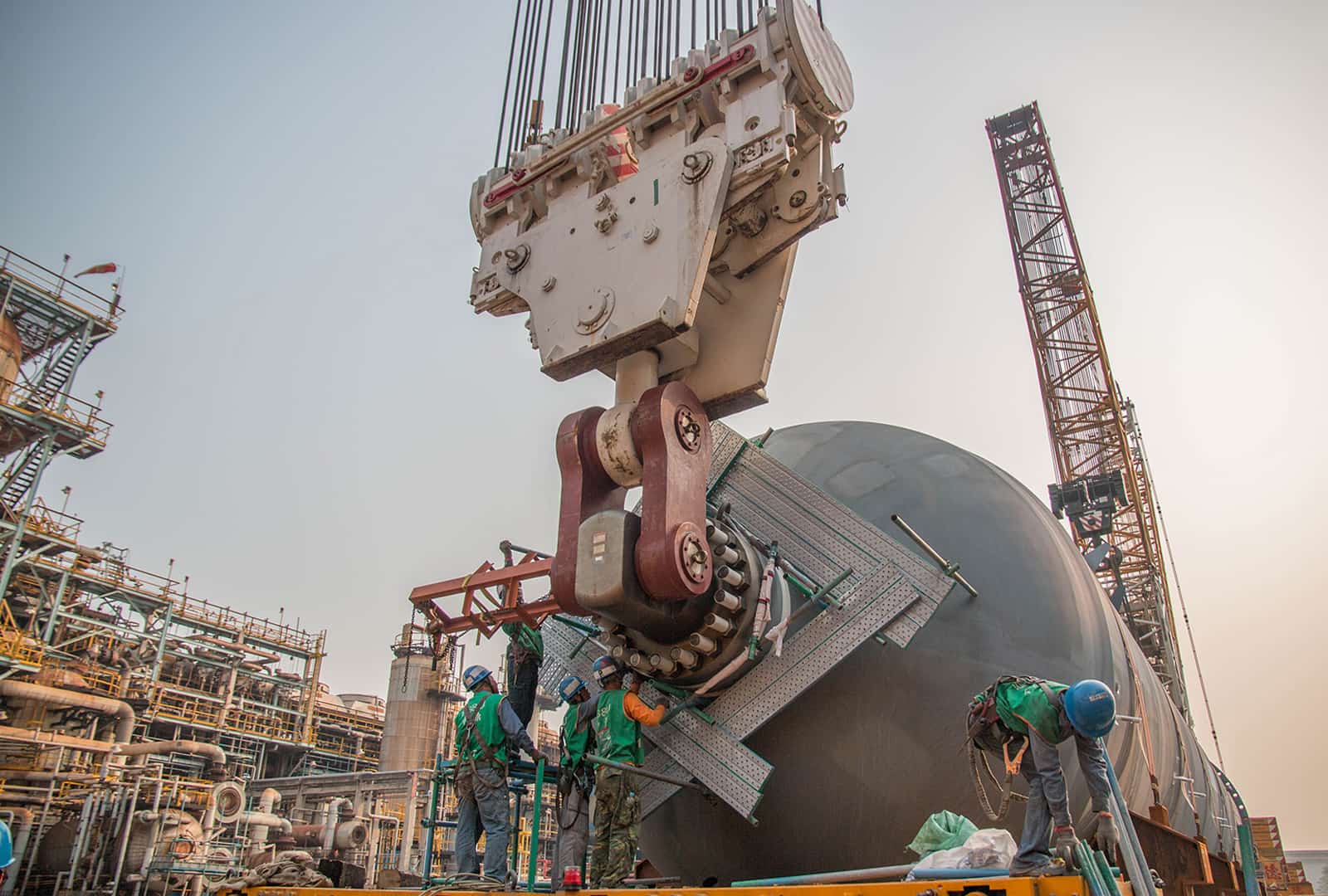 1600T&750T reactor in Dalin Oil Refinery lifting