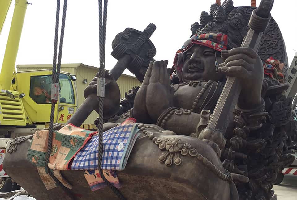 Great Buddha statue lifting