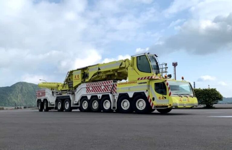 Biggest mobil crane 1200T arrived Nanfang'ao.   Making an exception for breaking down the bridge and shorten the journey by 5 hours through the Hsuehshan Tunnel